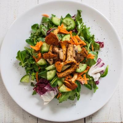 Eierschwammli Auf Salatbeet